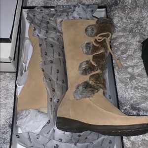 Furry winter boots - never worn